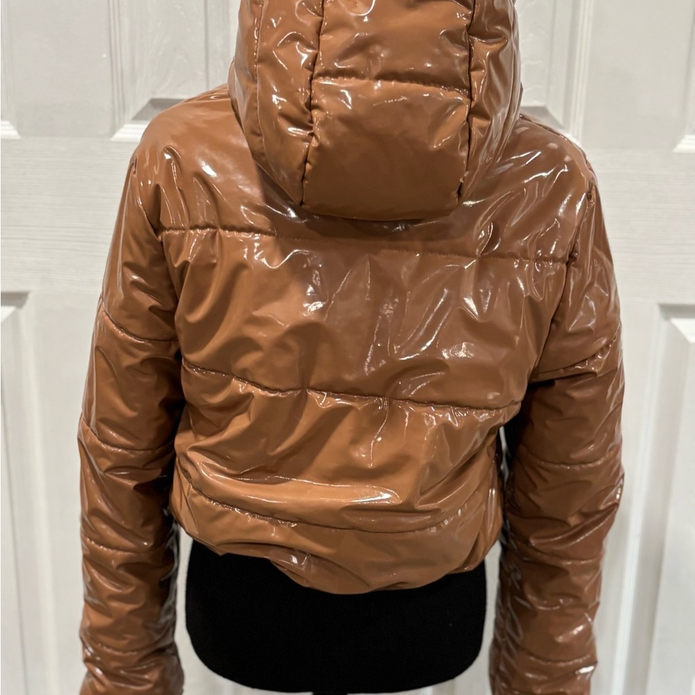 KAYLEE KOLLECTION WOMENS VINYL TAN CROPPED HOODED PUFFER JACKET size M - Picture 4 of 5